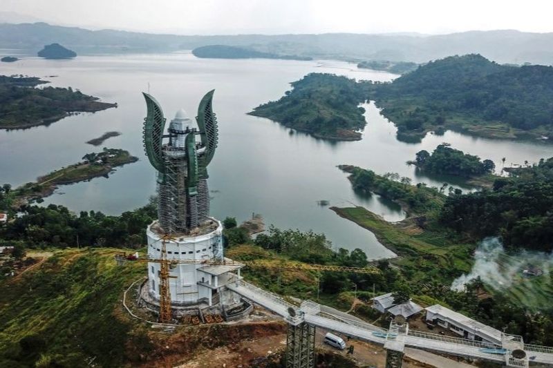 Foto udara proyek pembangunan Menara Kujang Sepasang dengan pemandangan langsung ke Waduk Jatigede