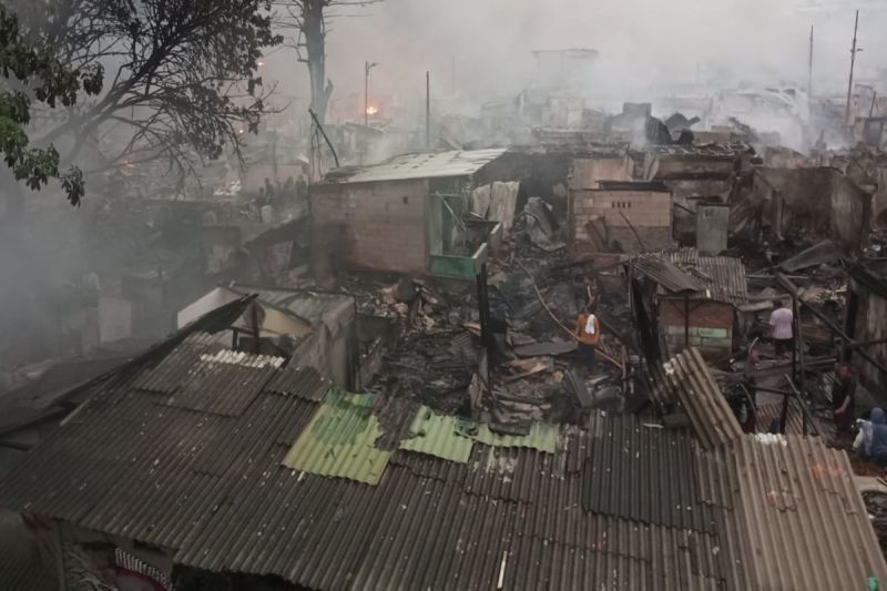 Kondisi kebakaran rumah padat penduduk di Kemayoran Gempol