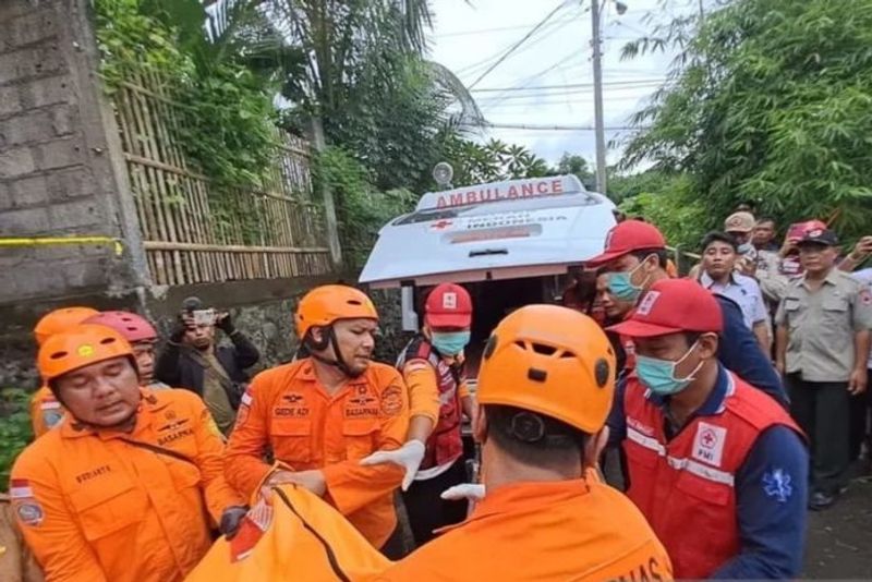 Tim SAR mengangkut jenazah korban tanah longsor ke mobil ambulance di Desa Ubung Kaja Bali