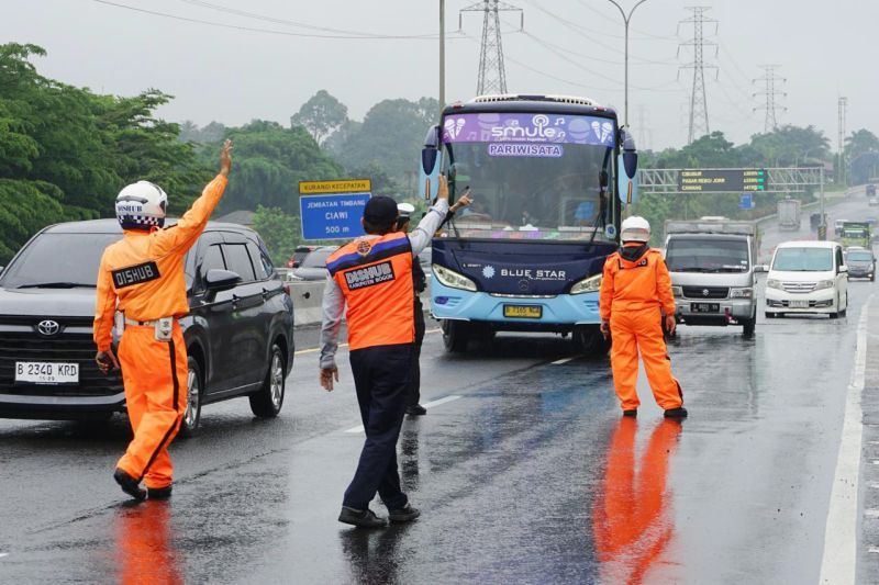 Sejumlah petugas dari Kementerian Perhubungan melakukan pengaturan lalu lintas