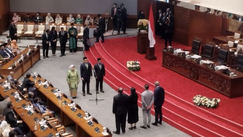 Tiga orang dilantik menjadi Anggota DPR RI dengan Pergantian Antar Waktu (PAW)