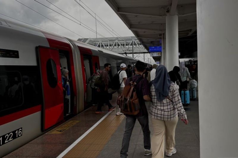 Situasi para penumpang kereta cepat Whoosh di Stasiun Padalarang, Kabupaten Bandung Barat
