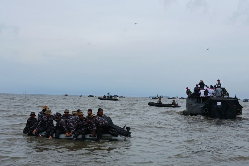 tiga unit kendaraan tempur jenis Amfibi LVT milik TNI AL diterjunkan untuk bongkar pagar laut