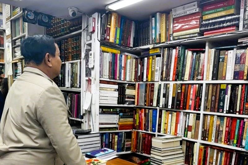 Momen Presiden RI Prabowo Subianto tampak seksama melihat susunan buku dalam rak di New Delhi