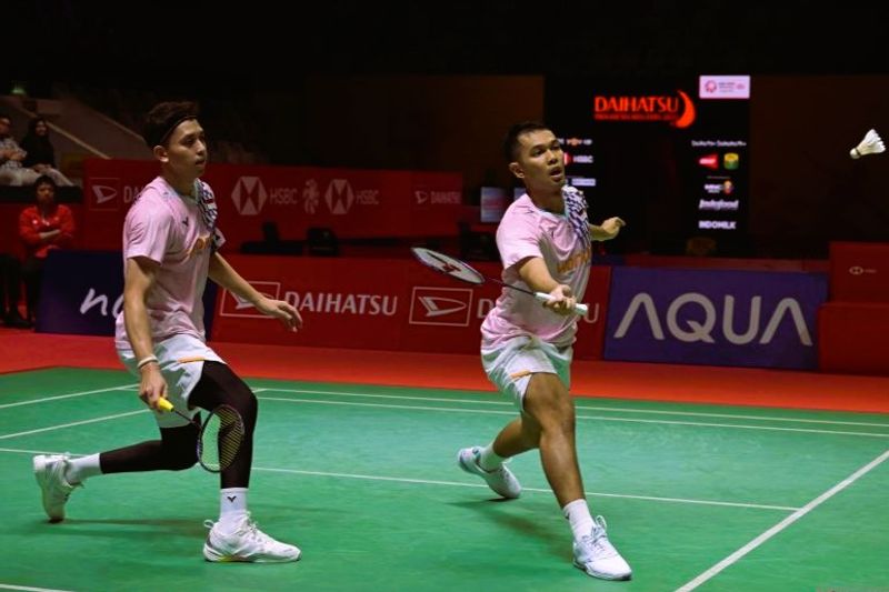 Pebulu tangkis ganda putra Indonesia Fajar Alfian (kanan) dan Muhammad Rian Ardianto (kiri
