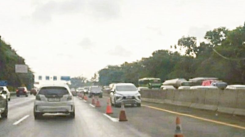 Penerapan contraflow di jalan Tol Jakarta-Cikampek 