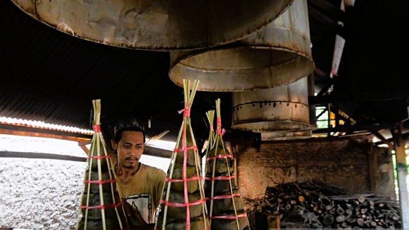 Karyawan produsen dodol Cahaya Hidup asal Cikarang, Kabupaten Bekasi