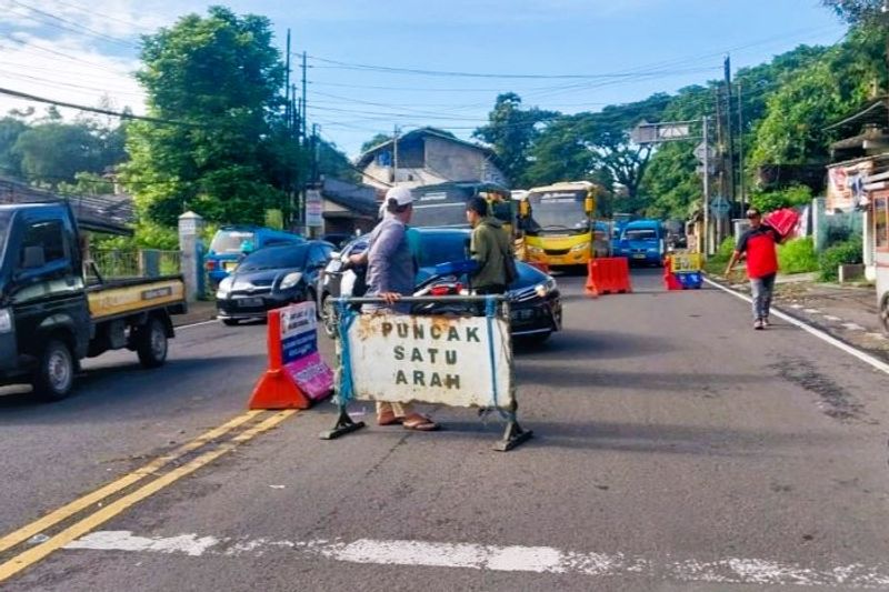Pemberlakuan rekayasa lalu lintas sistem satu arah di jalur Puncak, Simpang Gadog, Ciawi, Bogor