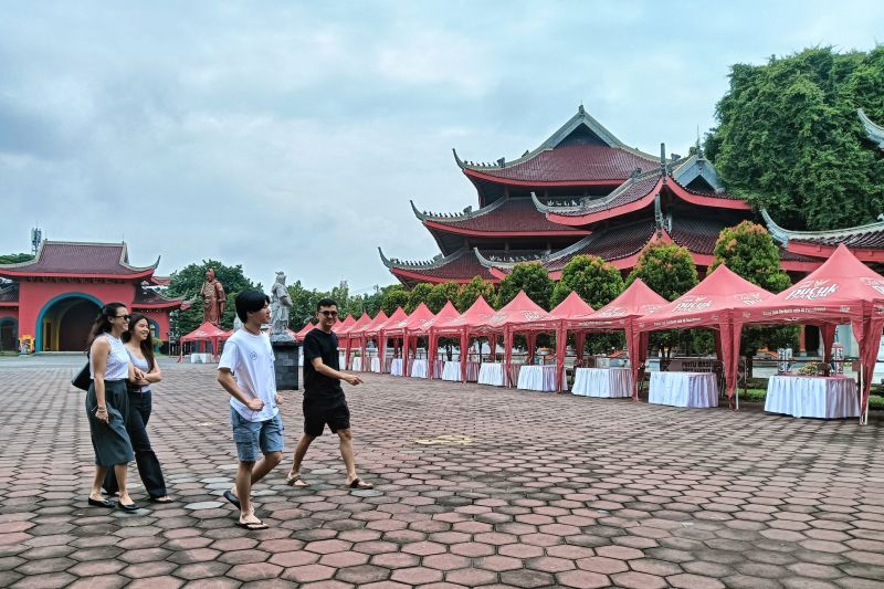 Wisatawan berkunjung ke Kelenteng Sam Poo Kong Semarang