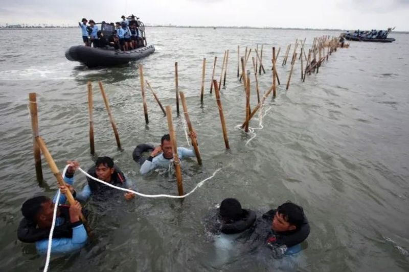 Pasukan Komando Pasukan Katak (Kopaska) TNI-AL membongkar pagar laut di Tangerang