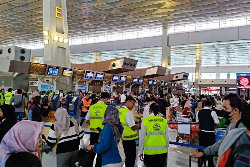 para calon penumpang di area Terminal 3 Bandara Internasional Soetta