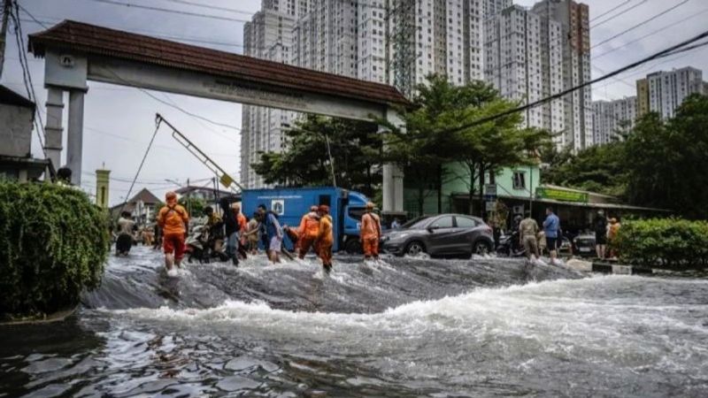 Sejumlah petugas PPSU berjaga saat banjir rob di Jalan Pluit Karang Ayu Barat