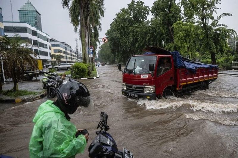 Kendaraan melintasi banjir di Jalan Raya Gading Kirana