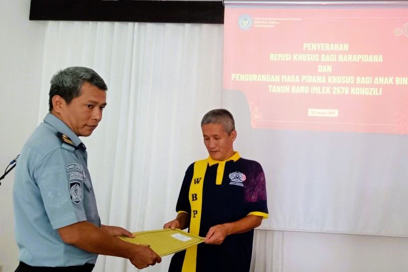 Napi Lapas Permisan, Nusakambangan, Cilacap, menerima surat keputusan pemberian remisi Imlek