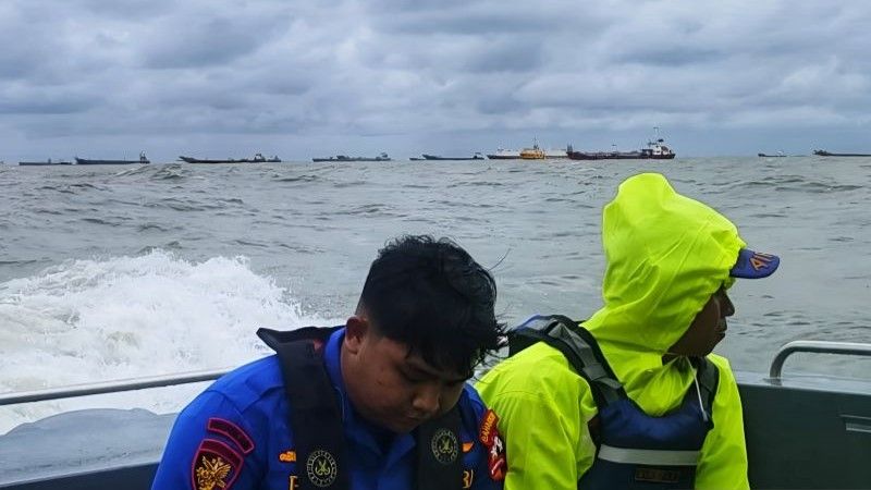 Personel Ditpolair Korpolairud Baharkam Polri menaiki kapal untuk mencabut pagar laut di Tangerang