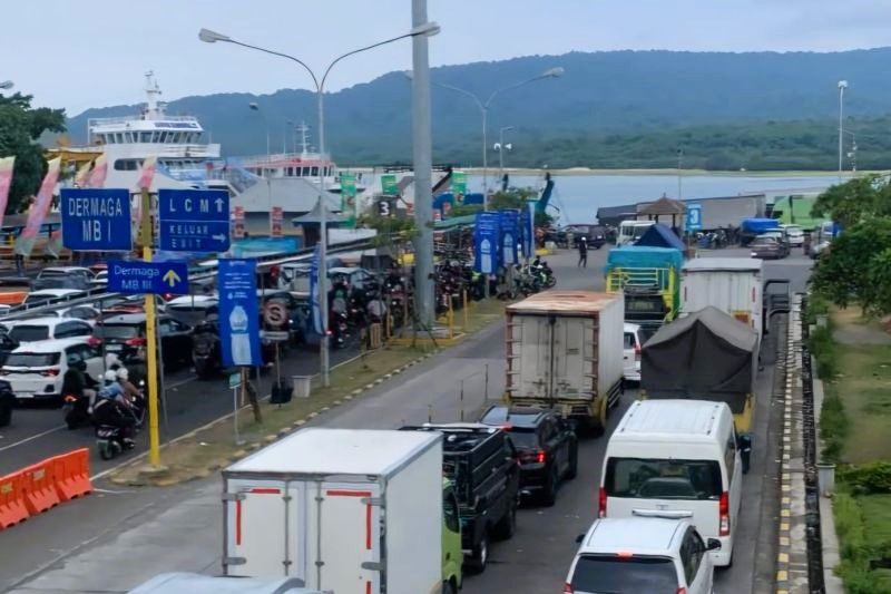 Suasana arus kendaraan melalui penyeberangan di Pelabuhan Merak