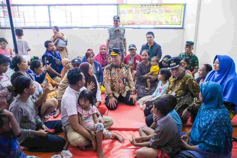 Penjabat (Pj) Gubernur DKI Jakarta Teguh Setyabudi meninjau kondisi warga terdampak banjir