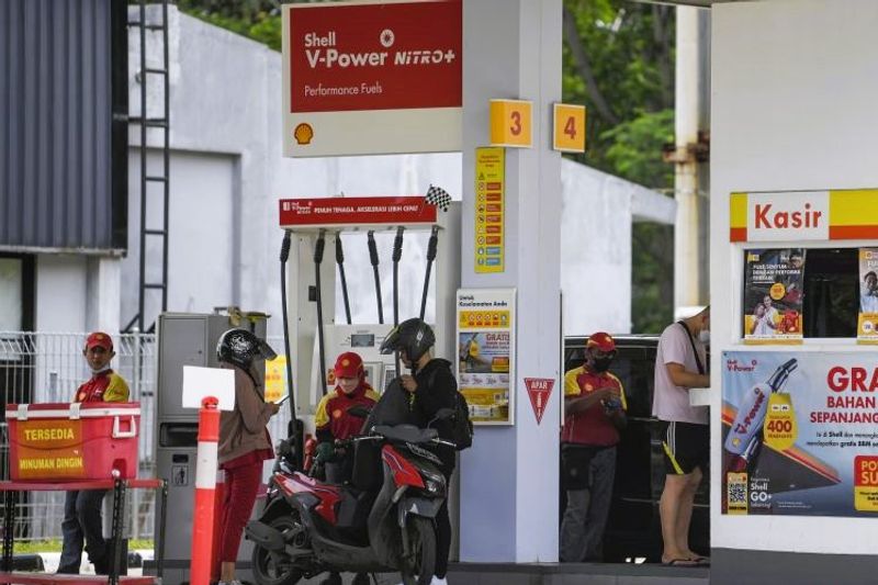 Petugas mengisi bahan bakar minyak (BBM) pada kendaraan bermotor milik di SPBU Shell