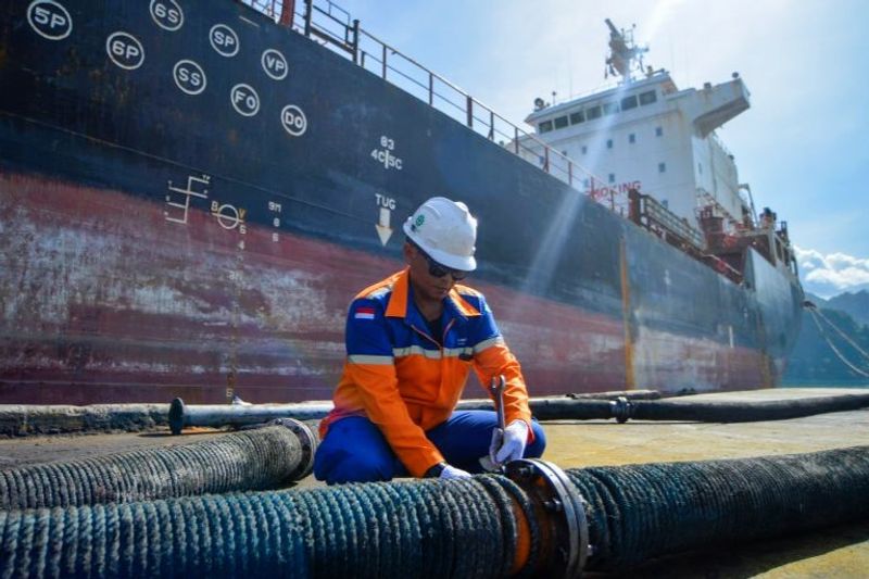 selang di terminal penyaluran Crude Palm Oil (CPO) pelabuhan Teluk Bayur