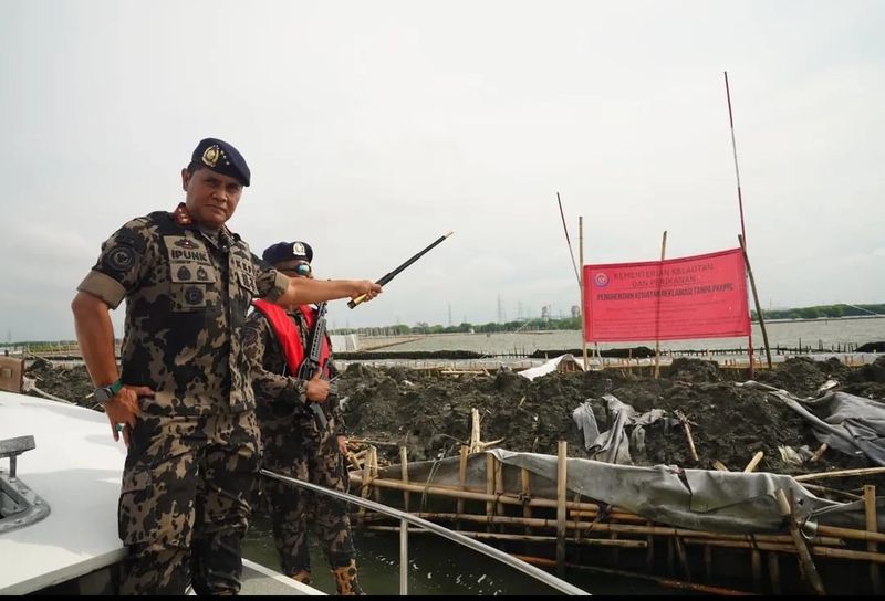 Direktur Jenderal Pengelolaan Kelautan & Ruang Laut dan Pung Nugroho di lokasi pagar laut di Bekasi