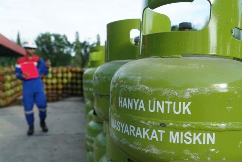 Petugas Pertamina meyiapkan distribusi LPG 3 kilogram