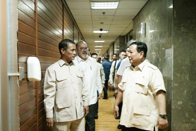 Presiden Prabowo Subianto didampingi Menteri Pertanian Andi Amran Sulaiman