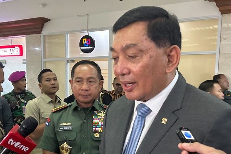 Menhan Sjafrie Sjamsoeddin (kanan) bersama Panglima TNI Jenderal TNI Agus Subiyanto