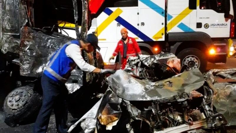 Petugas menangani lokasi kecelakaan di Gerbang Tol Ciawi