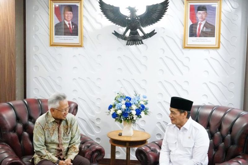 Wamenag Romo Syafii (kanan) saat bertemu dengan Mendiktisaintek Satryo Soemantri Brodjonegoro (kiri)