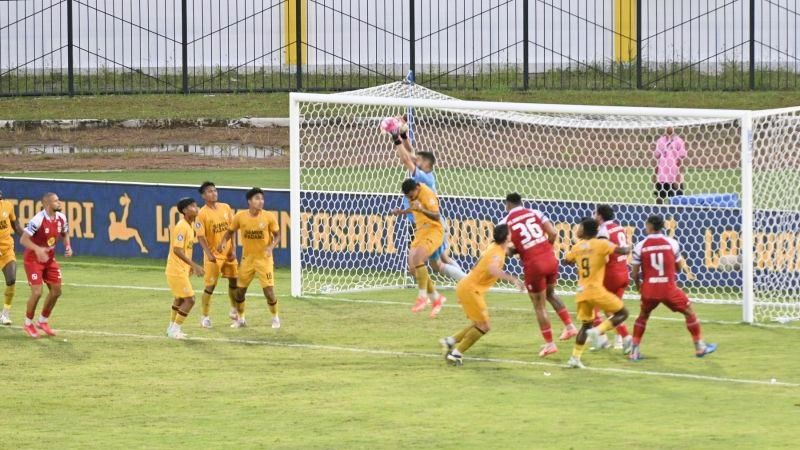 Kiper Semen Padang FC Arthur Augusto