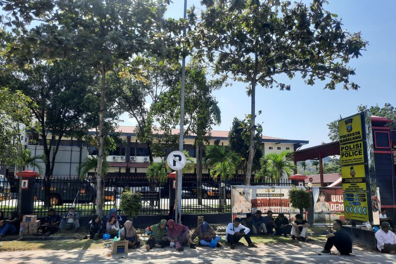 Sejumlah warga Rempang mendatangi Mapolresta Barelang, Kota Batam