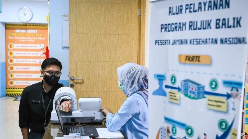 Petugas kesehatan memeriksa tekanan darah pasien di Puskesmas Tanah Abang