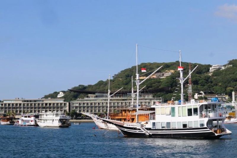 Kapal wisata saat berlabuh di perairan Laut Labuan Bajo 