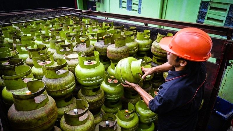 Pekerja melakukan bongkar muat gas LPG 3 kg bersubsidi di Jakarta