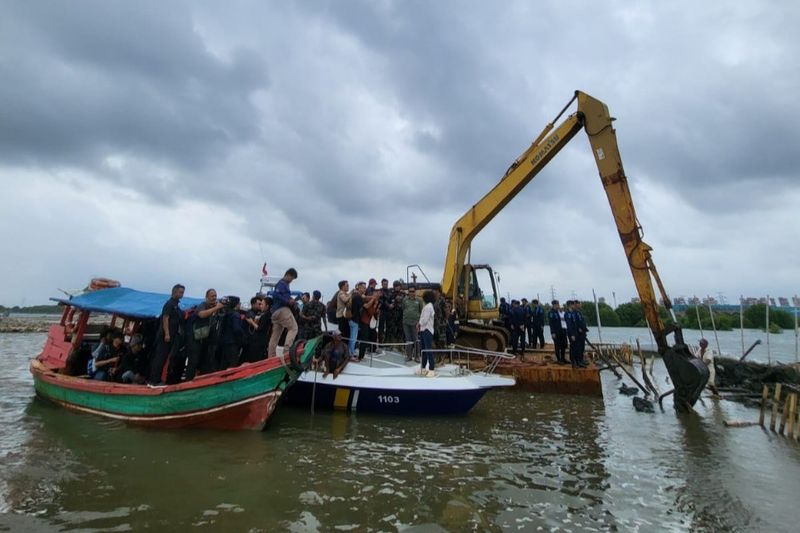 Proses pembongkaran mandiri yang dilakukan PT TRPN terhadap pagar laut Bekasi
