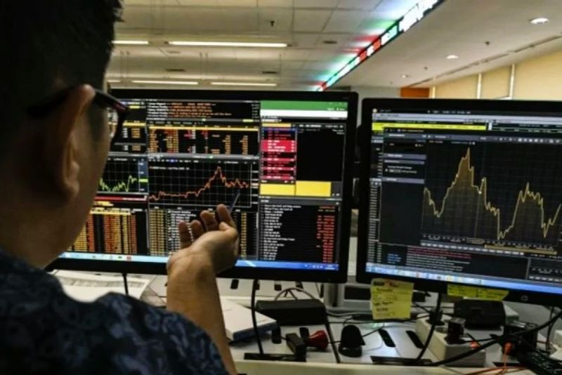 Petugas memantau grafik pergerakan penjualan Indeks Harga Saham Gabungan (IHSG)
