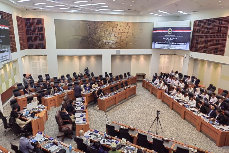 Rapat kerja Komisi I DPR RI bersama Menko Kumham Imipas Yusril Ihza Mahendra