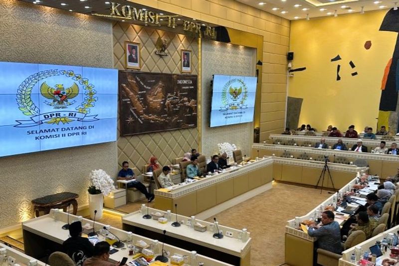 Suasana Rapat Kerja dan Rapat Dengar Pendapat Komisi II DPR