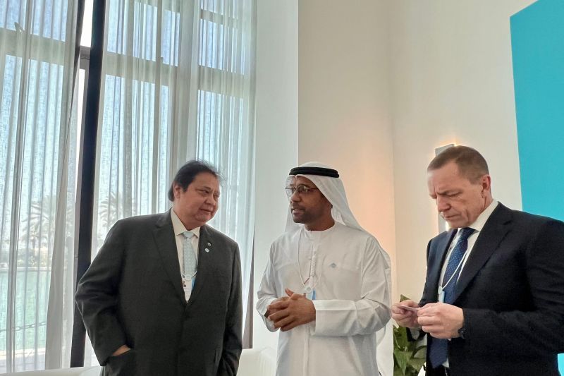 Menko Bidang Perekonomian Airlangga Hartarto dan DSVP Emirates Airlines Sheikh Majid Al Mualla