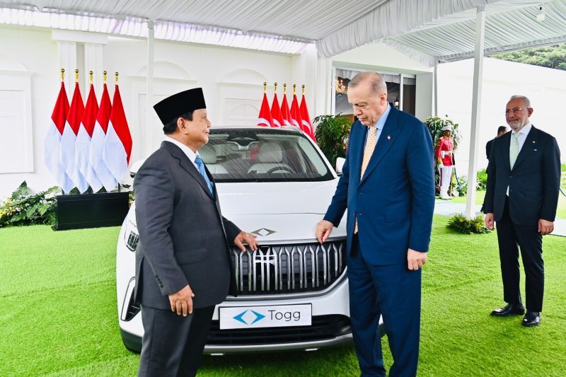 Presiden Turki Recep Tayyip Erdogan menyerahkan mobil listrik Togg T10X pada Presiden Prabowo