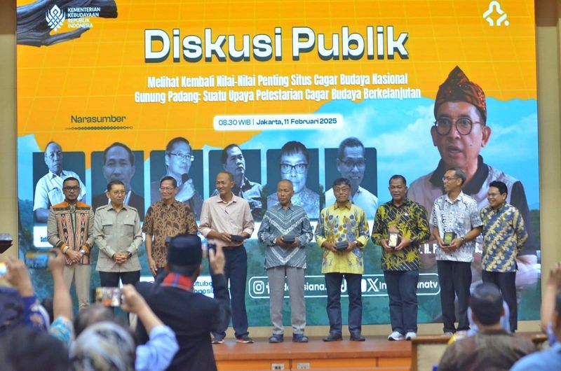 Menteri Kebudayaan Fadli Zon bersama peneliti situs Gunung Padang
