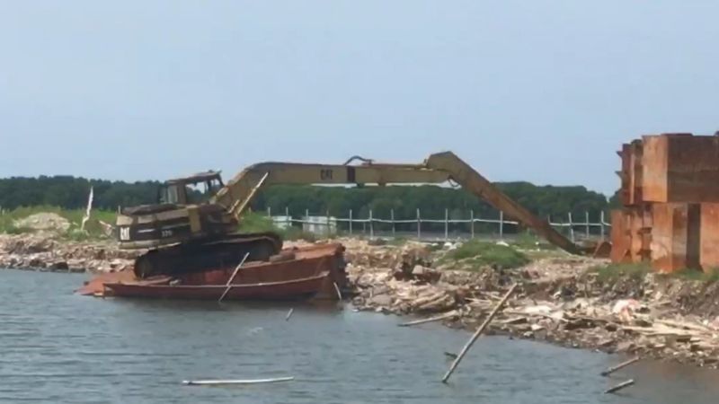 ekskavator yang digunakan untuk membongkar pagar laut di Bekasi