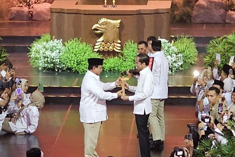 Presiden Prabowo Subianto memberikan keris sebagai cendera mata kepada Presiden ke-7 RI Joko Widodo