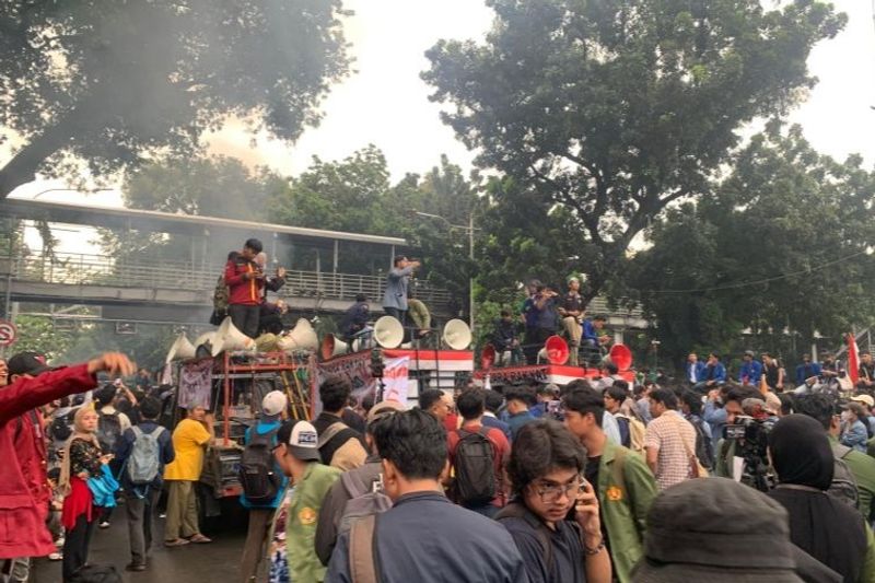 Sejumlah mahasiswa tengah melakukan orasi dalam aksi unjuk rasa bertajuk Indonesia Gelap