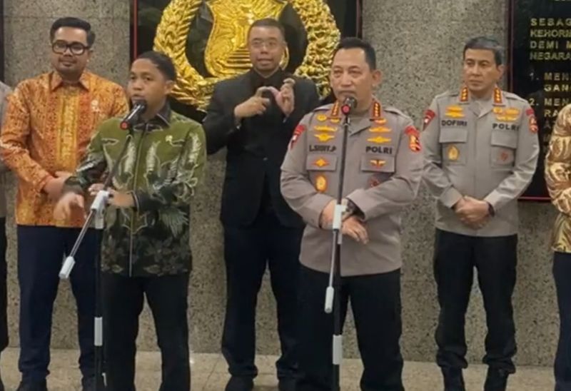 Kapolri Jenderal Polisi Listyo Sigit Prabowo dan Menteri Kehutanan Raja Juli Antoni 