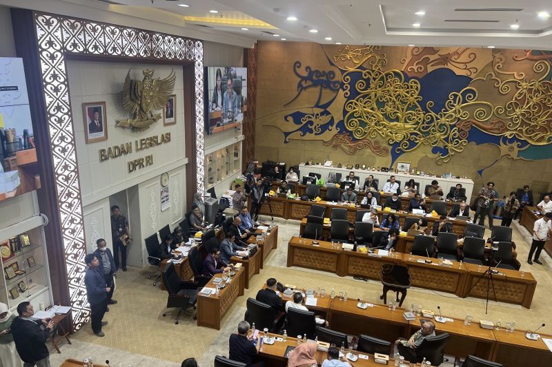 Suasana rapat pleno Baleg DPR RI terkait revisi uu pertambangan