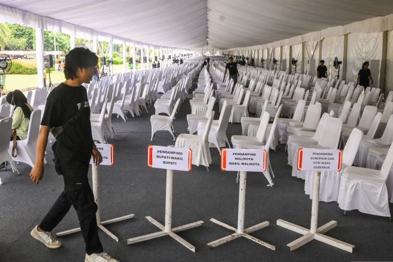 Petugas menyiapkan tempat untuk pendamping kepala daerah di Monumen Nasional