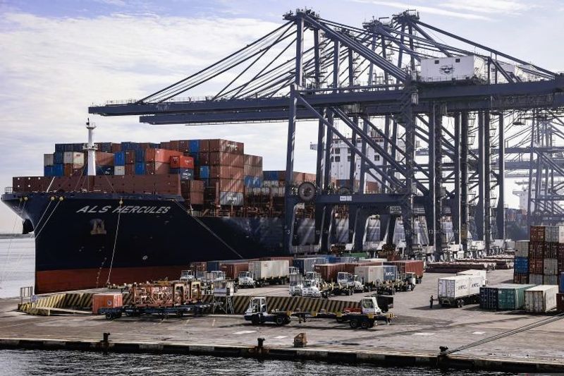bongkar muat peti kemas di kawasan Jakarta International Container Terminal (JICT), Tanjung Priok