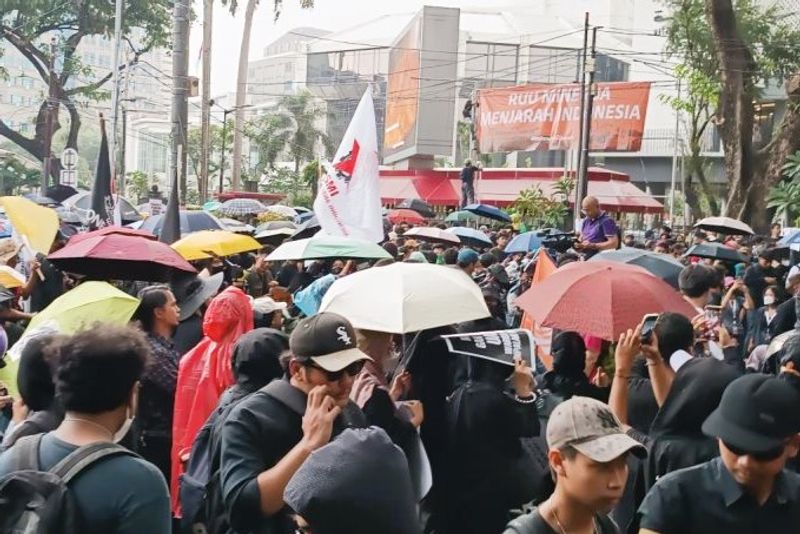 Massa bertahan di kawasan Patung Kuda