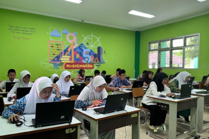 Suasana pelaksanaan Seleksi Nasional Peserta Didik Baru (SNPDB) Madrasah Aliyah Negeri (MAN)